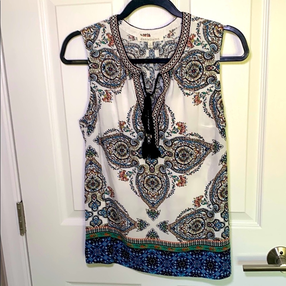 Danielrainn boho sleeveless top w/tie front tassel & embroidered neckline sz med